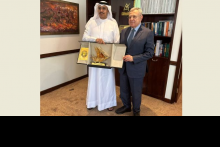 الرئيس السنيورة متسلما درعا تكريميا من مدير عام المعهد العربي للتخطيط الدكتور عبد الله الشامي